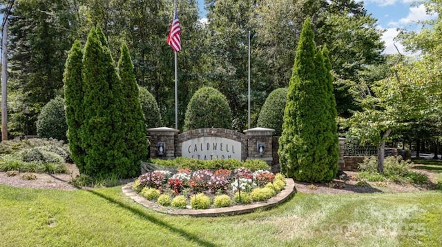 community sign with a lawn