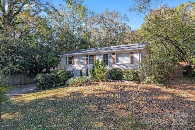 ranch-style home with a front yard