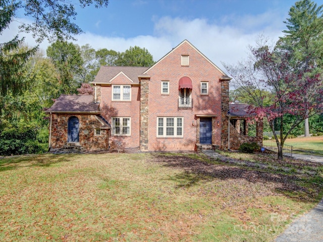 front facade featuring a front yard