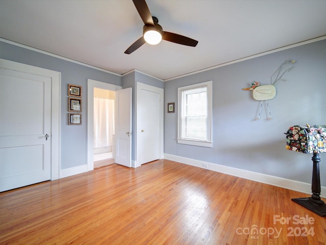 unfurnished bedroom featuring light wood-type flooring, ceiling fan, and crown molding