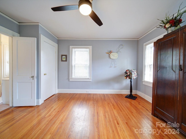 entrance foyer with light hardwood / wood-style floors, ceiling fan, and crown molding