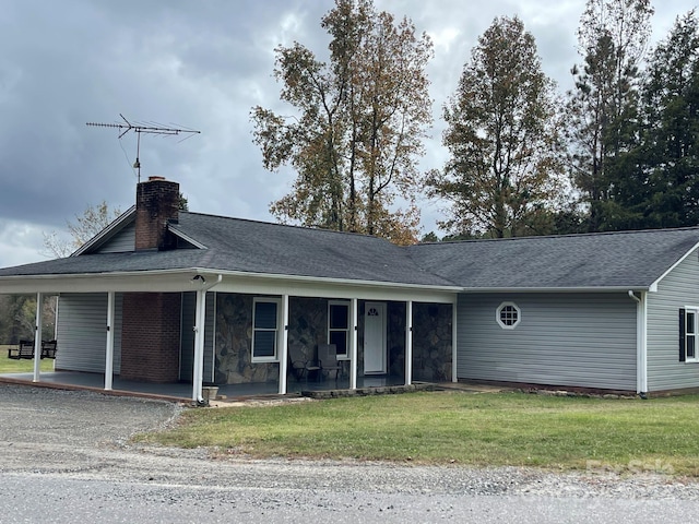 single story home featuring a front lawn