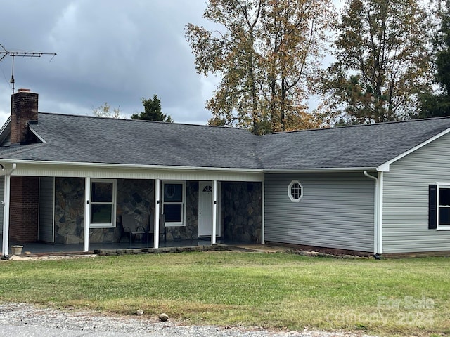 single story home featuring a front lawn