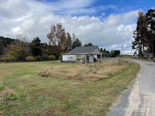 view of front of house featuring a front lawn