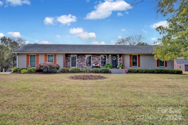 ranch-style home featuring a front lawn