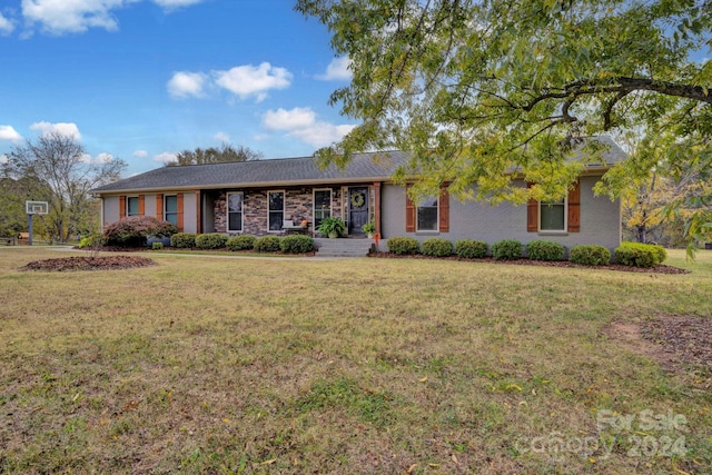 single story home with a front yard