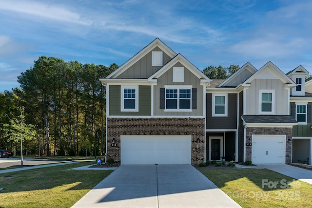 view of front of home featuring a front lawn and a garage