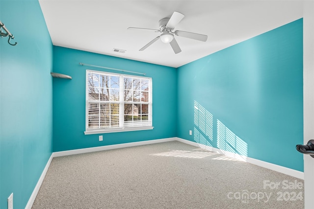 carpeted empty room featuring ceiling fan