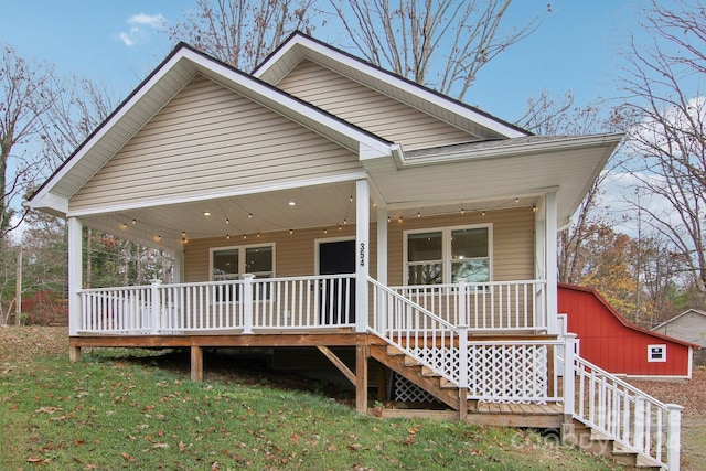 view of front of property featuring a porch and a front lawn