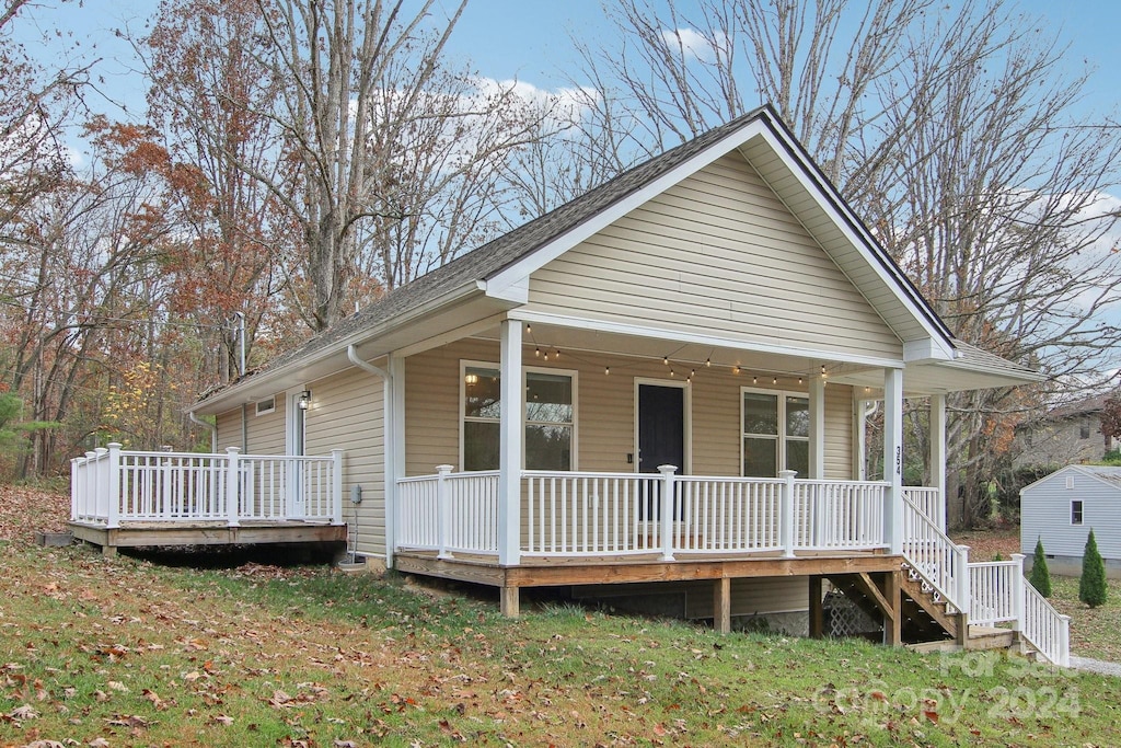 view of front of home featuring ceiling fan