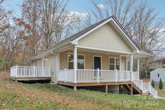 view of front of home featuring ceiling fan