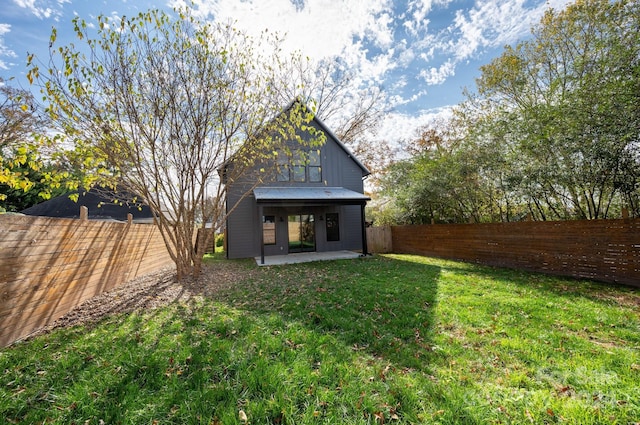 back of house featuring a lawn