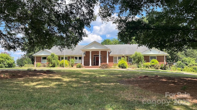 view of front of house with a front lawn