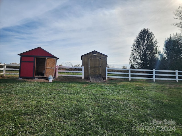 view of yard featuring a shed