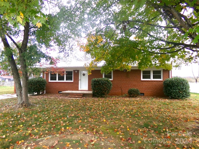 ranch-style house featuring a front lawn