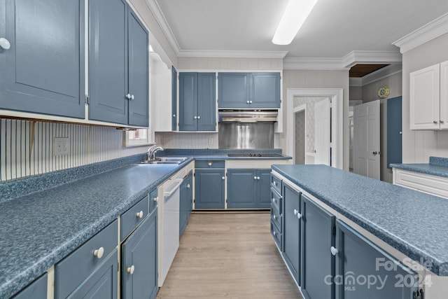 kitchen featuring light hardwood / wood-style floors, sink, blue cabinetry, and ornamental molding