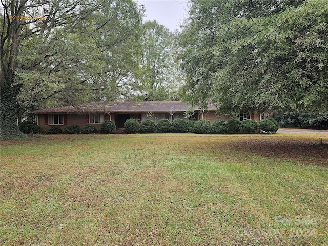 ranch-style home featuring a front yard