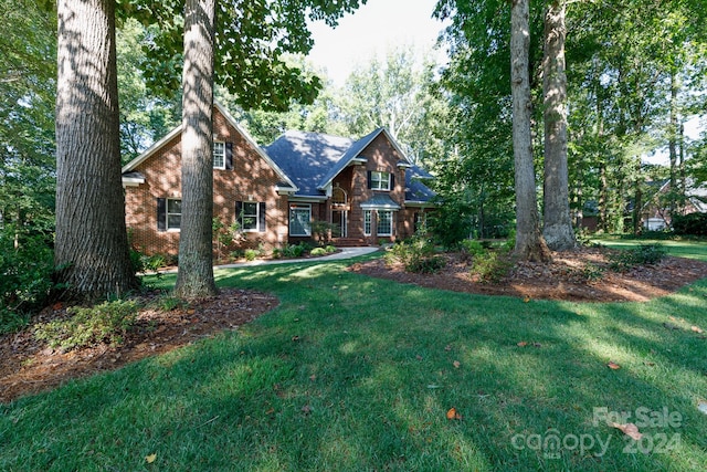 view of front facade with a front yard