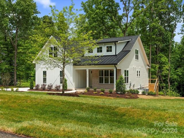 view of front of home featuring a front lawn