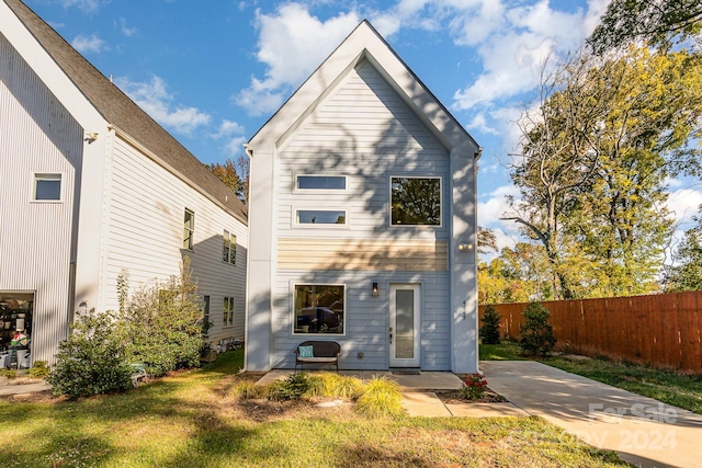 view of front of property with a front yard