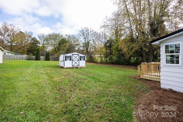 view of yard featuring a shed