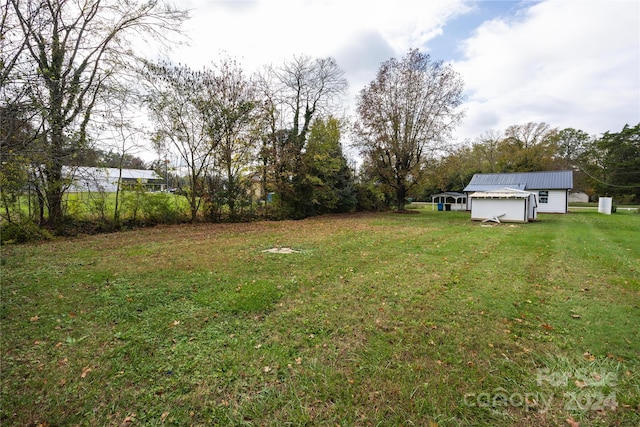 view of yard with an outdoor structure