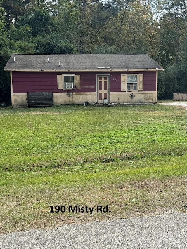 view of front facade with a front yard