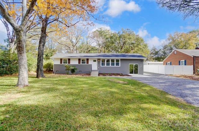 single story home featuring a front lawn