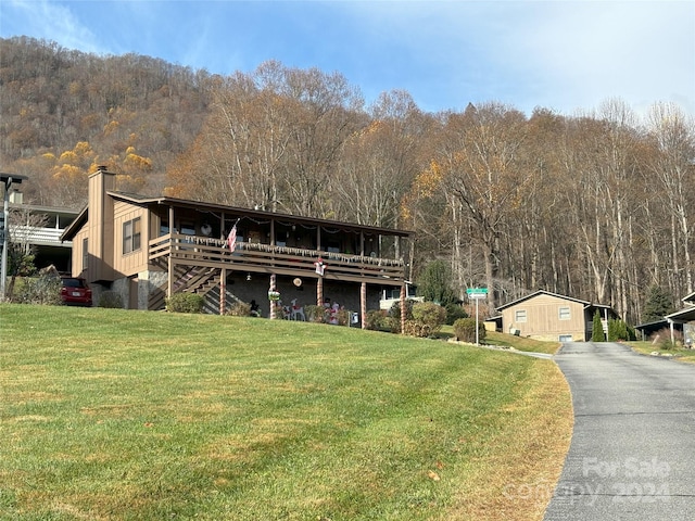 view of front facade featuring a front lawn