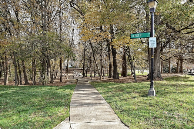 view of property's community featuring a lawn