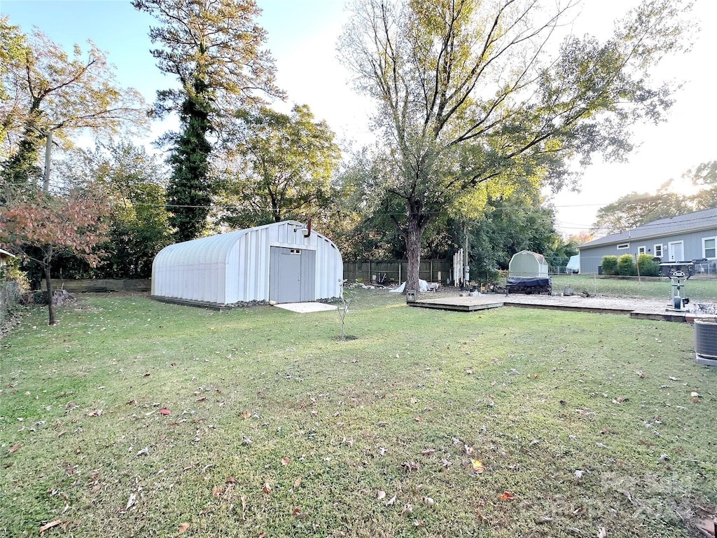 view of yard featuring a storage unit