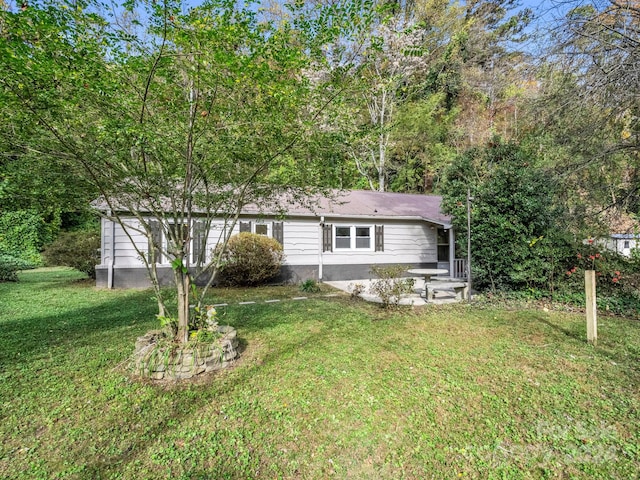 view of front of property featuring a front yard