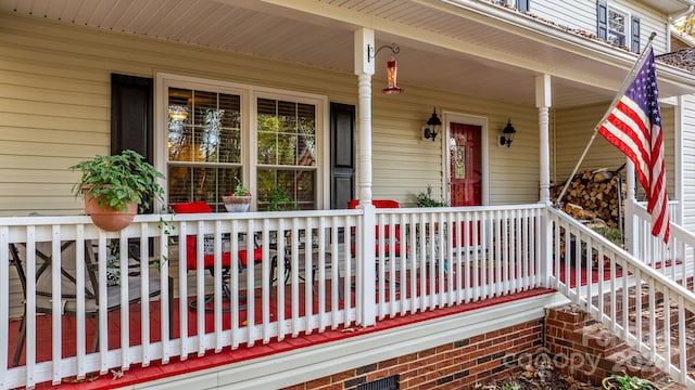 property entrance featuring a porch