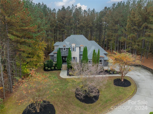 view of front of house with a front yard