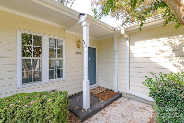 doorway to property featuring covered porch