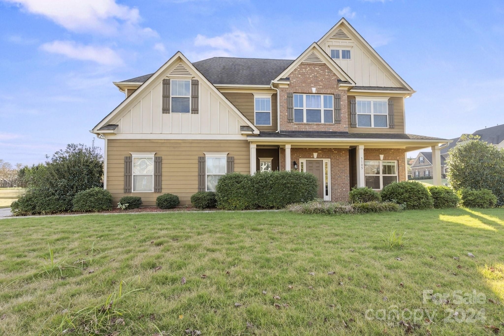 craftsman-style home featuring a front lawn