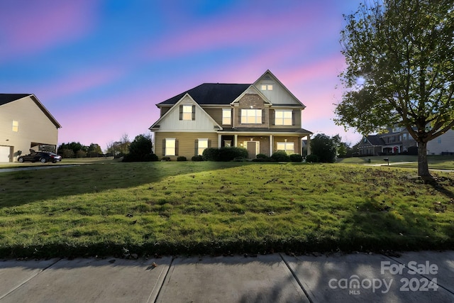 view of front of property featuring a lawn