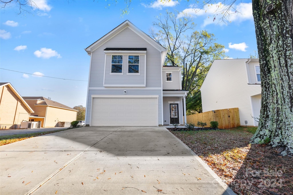 view of front property featuring a garage