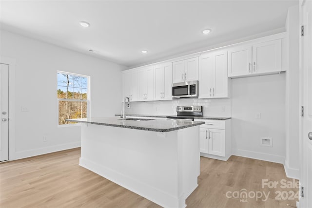 183 Sugar Hill Rd, Troutman, NC 28166 - kitchen featuring stainless steel appliances, a sink, tasteful backsplash, baseboards, and recessed lighting