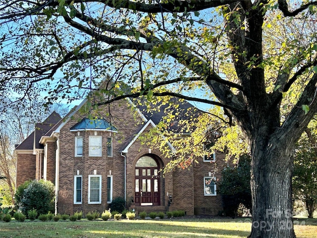 view of front of property featuring a front yard