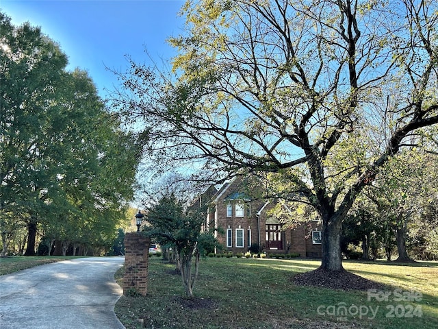 view of front of house featuring a front lawn