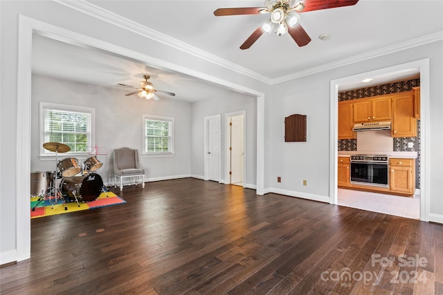 living room with light wood-type flooring, ceiling fan, and crown molding