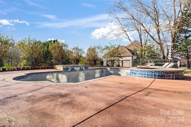 view of swimming pool