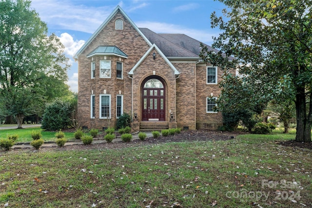 view of front of house featuring a front yard