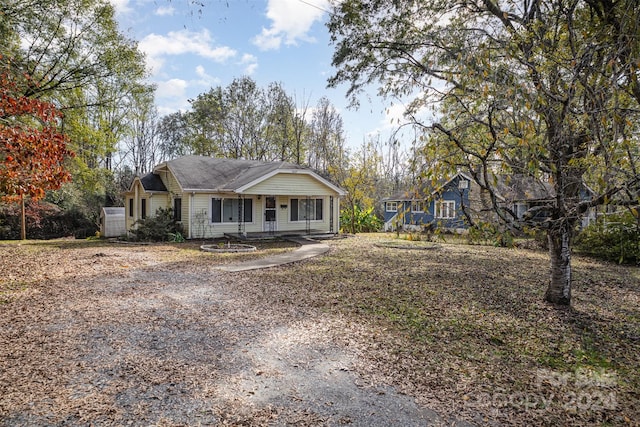 view of front of property featuring covered porch