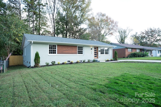 ranch-style home featuring a front lawn