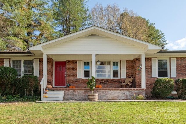 view of front of home with a front lawn