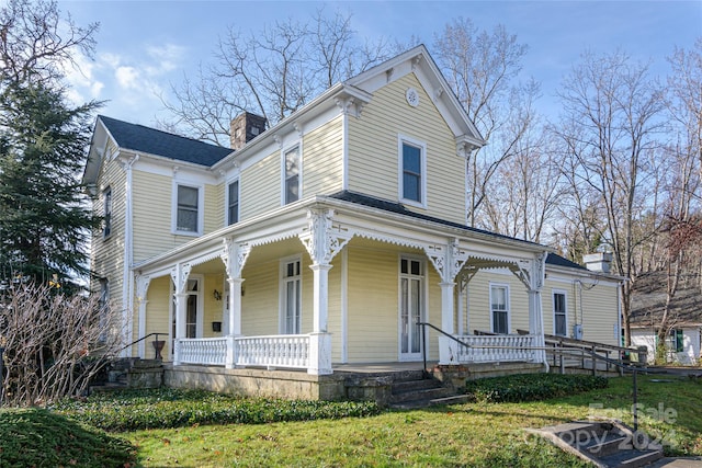 view of front of home with covered porch and a front yard