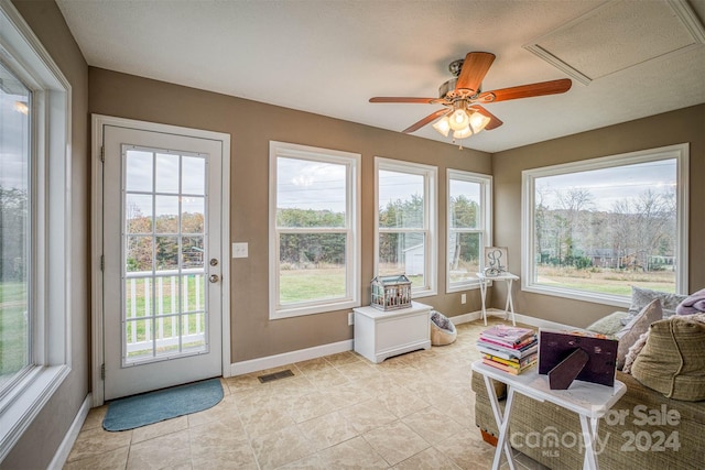 sunroom with ceiling fan