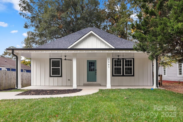 view of front of house featuring a porch, a front lawn, and ceiling fan